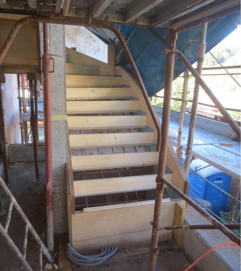 Einschalen einer Sicht- und Waschbetontreppe