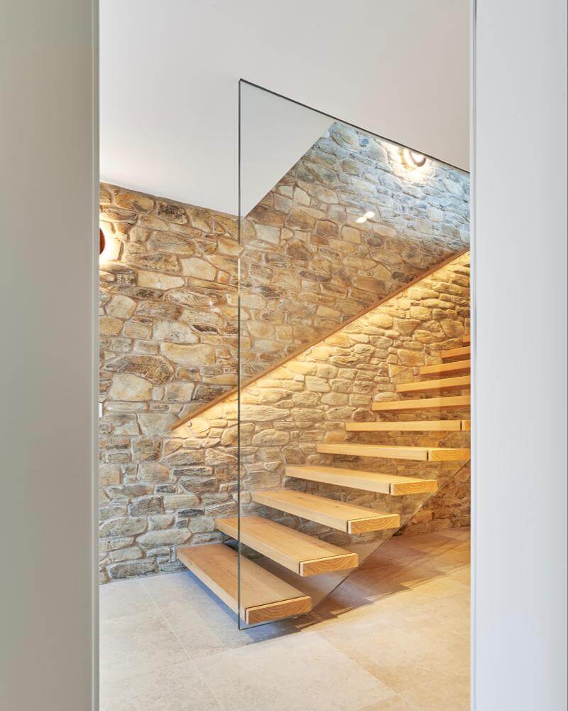 Treppe trifft Stein