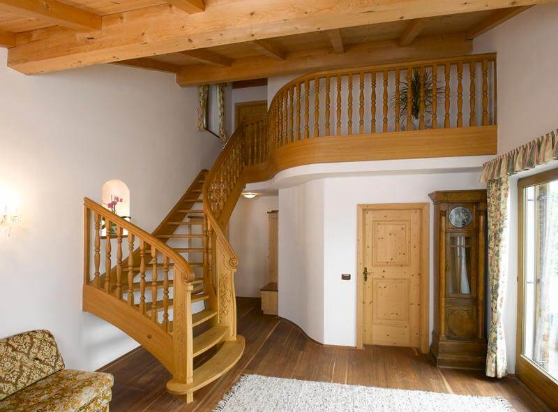 Scala con fascione laterale in stile rustico.