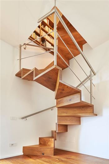 Spindeltreppe mit Bibliothek Edelstahlgeländer Edelstahlhandlauf