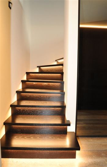 Satteltreppe in schwarz mit Stufenbeleuchtung
